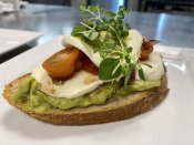 Bruschetta med mozzarella, guacamole og balsamico