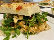 Foccacia med kylling, chilimajo, ruccola og peppermynte