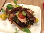 Landbrød med kylling, bacon og guacamole