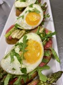 Landbrød med rødbethumus, grillede grønnsaker og speilegg