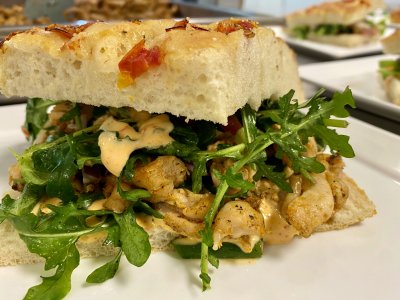 Foccacia med kylling, chilimajo, ruccola og peppermynte