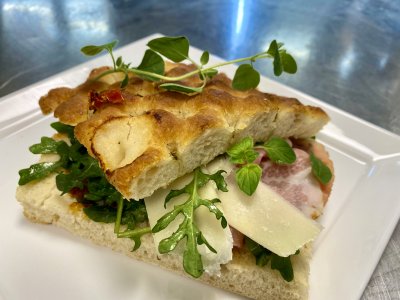 Foccacia med
parmesanost, ruccola, pinjekjerner og pesto