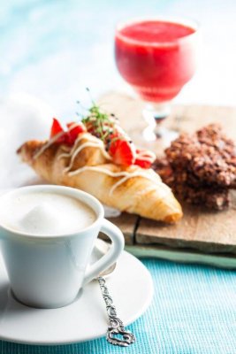 Et utvalg av tre ulike små, salte og søte snacks!