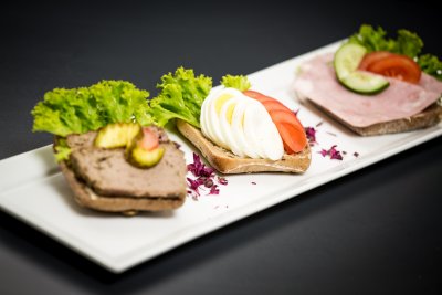 Halvt frokostbrød på lyst eller grovt brød