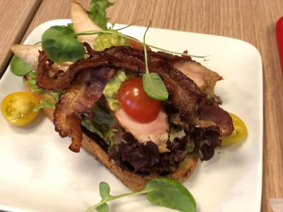 Landbrød med kylling, bacon og guacamole