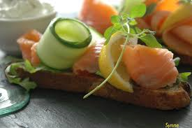 Landbrød med røkelaks, Philadelphia og posjert egg