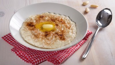 Risgrøt med rød saft (kanel, smør)